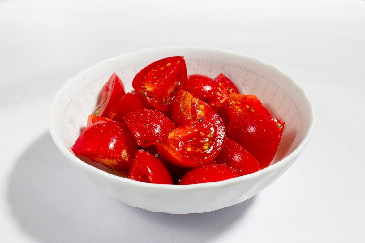 冷やしたセレブスイートトマトにオイルと塩、胡椒のみのシンプルなサラダ。シンプルな味付けこそ、このトマトの良さを感じられます。