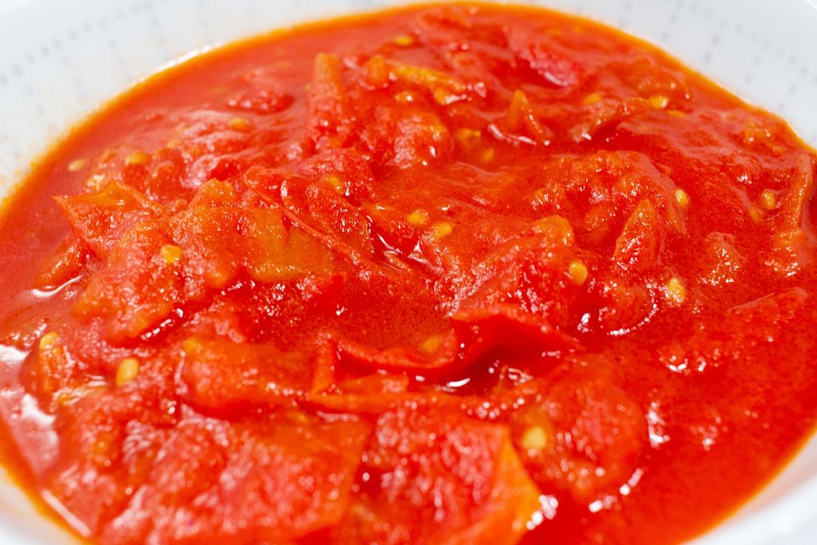 サンマルツァーノのトマトソース。サラダ油と塩、トマトだけで、旨味が強くコクのある、輪郭のはっきりしたソースが簡単に作れます。